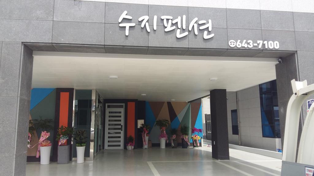 Suzy Pension Yeosu Bagian luar foto